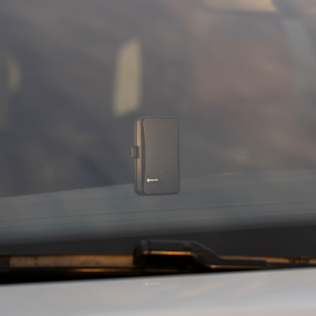 helitar gps tracker senza abbonamento dietro il parabrezza di una macchina